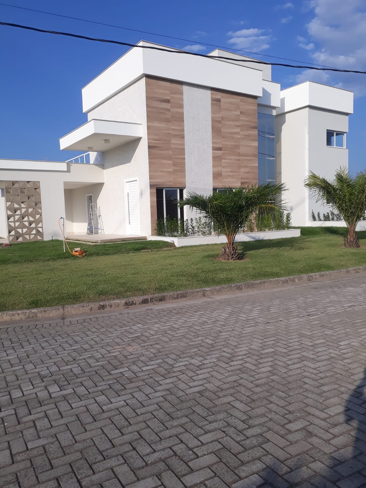 Fachada de sobrado branco com pintura protegida contra maresia em Vila Velha ES