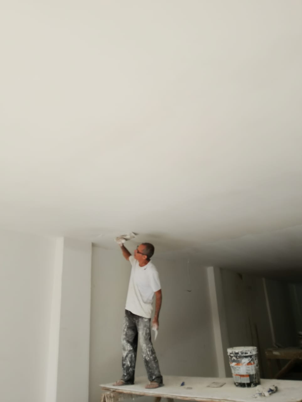 Pintor profissional da PW Obras trabalhando em pintura interna no Espírito Santo