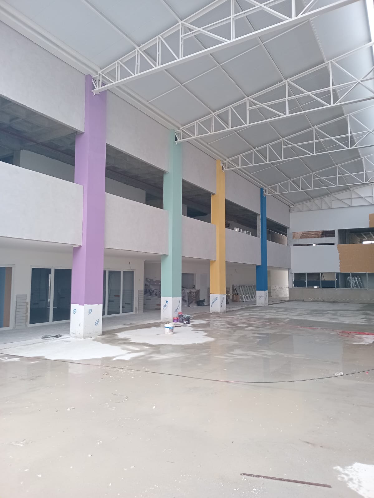 Pintura comercial em galpão com colunas coloridas no Espírito Santo