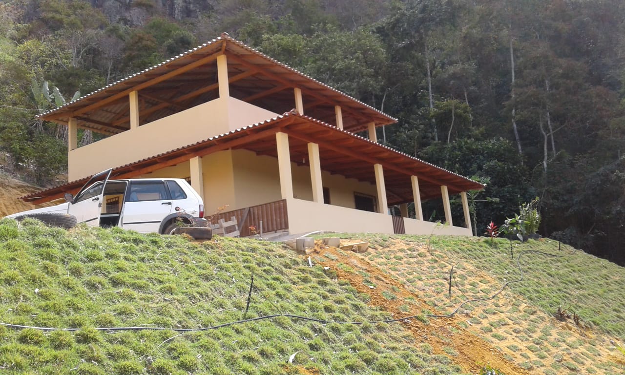 Pintura externa de casa no campo no Espírito Santo