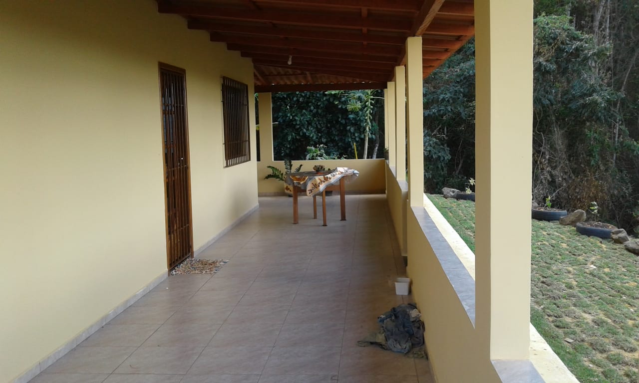 Pintura externa de varanda em casa amarela ES