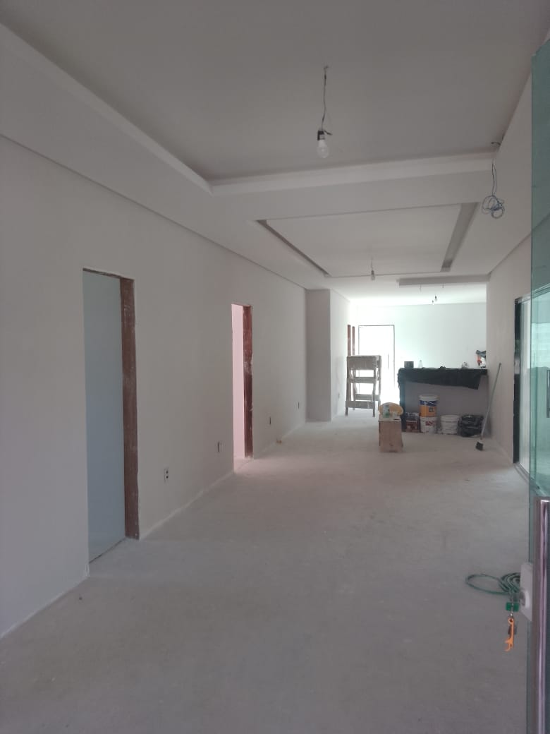 Preparação de superfície antes de pintura em ambiente comercial no Espírito Santo