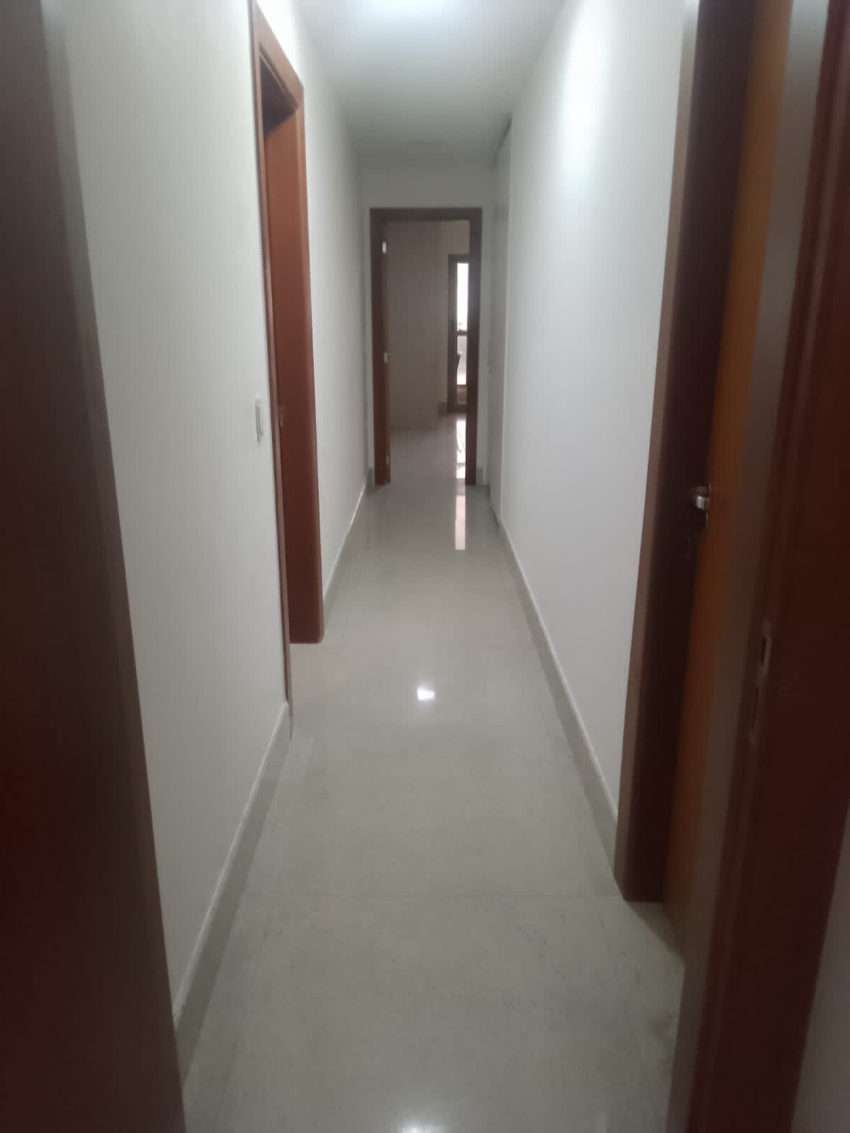Corredor de apartamento com pintura interna branca e acabamento perfeito no ES